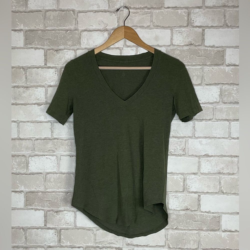 Lululemon Green V-Neck Short Sleeve Top
